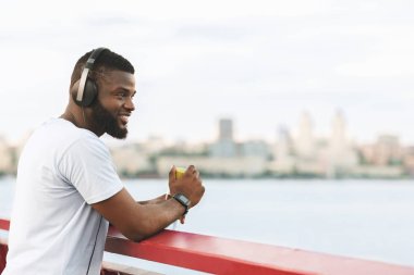 Yakışıklı afro adam görünümü zevk, koşu sonra dinlenme