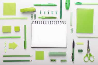 Beyaz üzerinde kopya alanı ile yeşil renkli ofis malzemeleri Düz yatıyordu