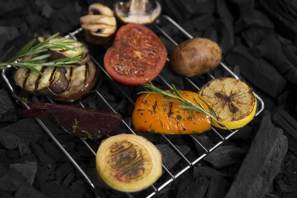 Close up of cooking of grilled vegetables on grid on coals — Stock Photo, Image