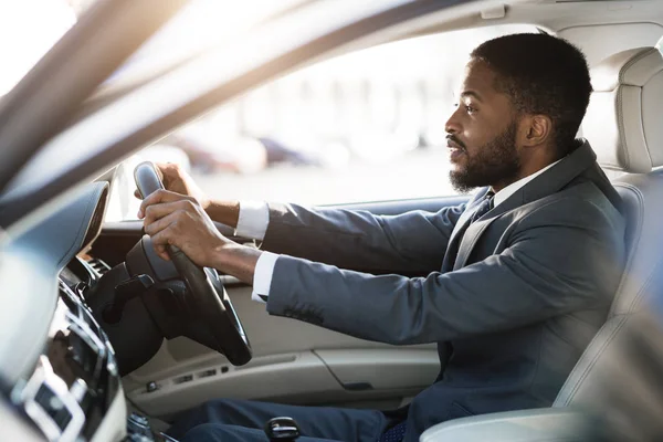 Testfahrt. Mann begutachtet neues Auto im Freien — Stockfoto