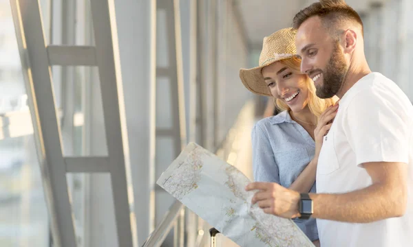 Resa tillsammans. Happy par observation karta, väntar på avgång — Stockfoto