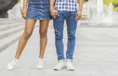 Şehirde yürürken el ele tutuşan romantik çift