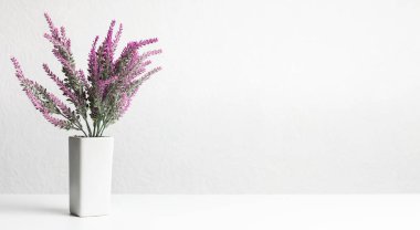 Beyaz duvar üzerinde yapay lavanta houseplant, kopya alanı