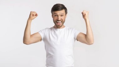 Joyful Man Shake Fists Beyaz Stüdyo Arka Plan On Zafer Sjoyicing