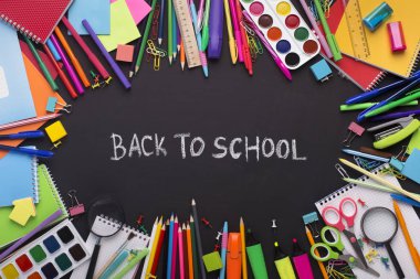 Renkli kırtasiye ile çevrili el yazısı tebeşir metin