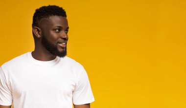 Fotokopi alanına bakan yarı döndü gülümseyen Afrikalı-Amerikalı adam