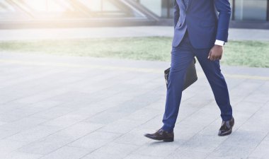 Kentsel Alanda Yürüyüş Evrak Çantası ile Afro İş Adamı, Kırpma, Copyspace