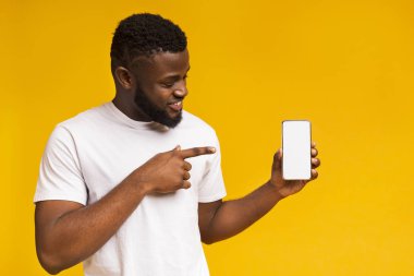 En son ince smartphone tutan mutlu siyah adam
