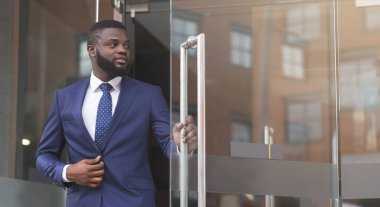 Yakışıklı afro-amerikan ceo toplantıdan sonra iş merkezinden ayrılıyor