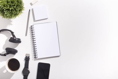 Modern beyaz ofis masası ve beyaz boş alan ile not defteri