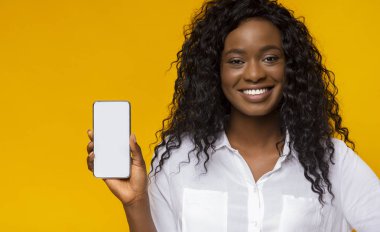 Yepyeni akıllı telefon gösteren Pretty afro kız