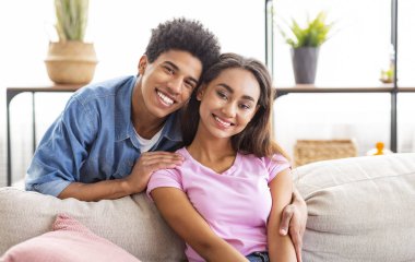 İlk Aşk. Romantik Afrikalı Amerikalı genç çift kameraya gülümsüyor