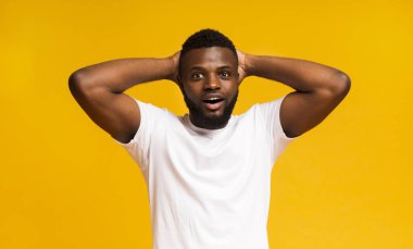 Kafanın arkasında el ele tutuşan Afrikalı adam şaşırttı