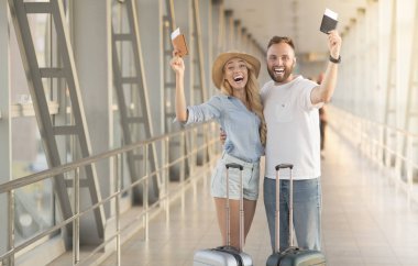 Turizm ve tatil konsepti. Pasaport ve uçak biletleri ile Mutlu çift