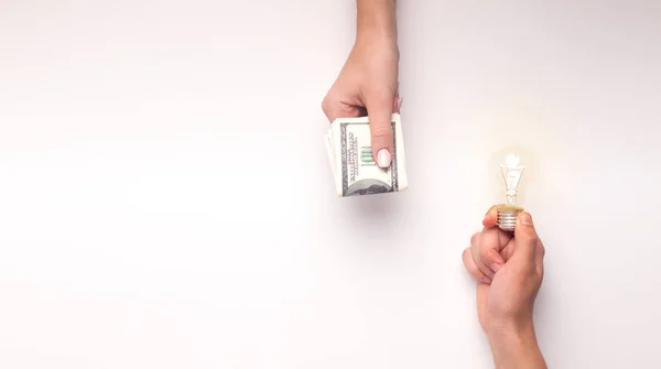 Mujer comprando nueva idea de negocio por dinero en blanco — Foto de Stock