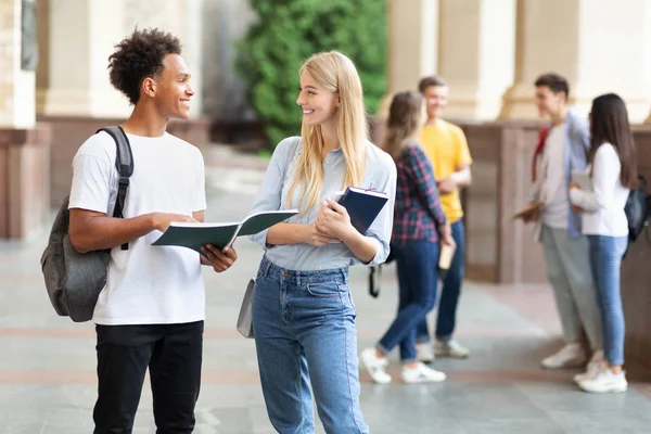 Teenager-Freunde bereiten sich auf Vorlesung auf Uni-Campus vor — Stockfoto