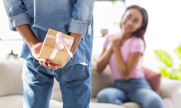 나는 놀랍습니다. 남자 숨기기 선물 상자 부터 흥분 된 여자 친구 — 스톡 사진