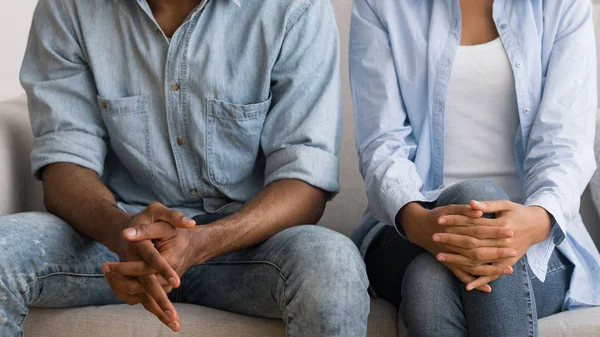 Nerozpoznatelný pár Afro sedí na gauči u manželských poradců — Stock fotografie