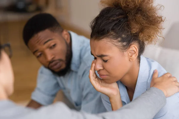 Counselor Trooting wanhopige Afro vrouw huilen bij koppels therapie — Stockfoto