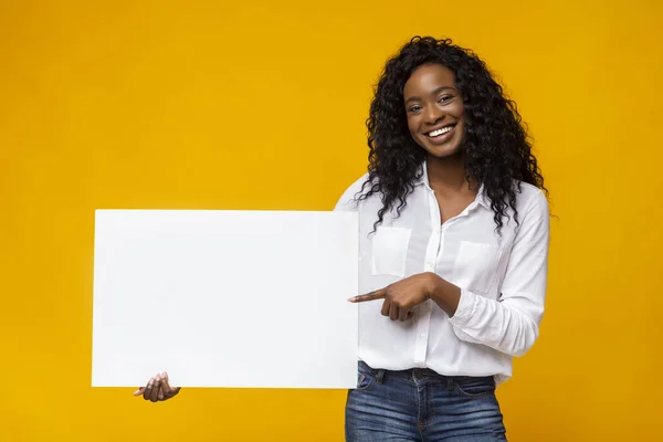 Афро-девушка держит желтую рекламную доску — стоковое фото