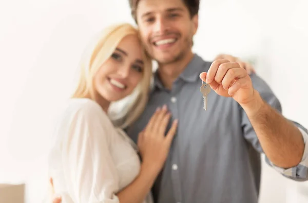 Couple heureux tenant la nouvelle clé d'appartement, profondeur peu profonde — Photo