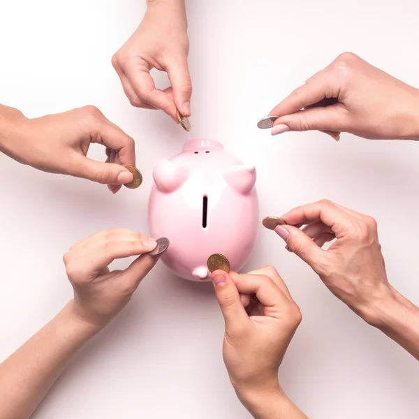 Pessoas coletando dinheiro para o Piggy Bank para gastar em Crowdfunding — Fotografia de Stock