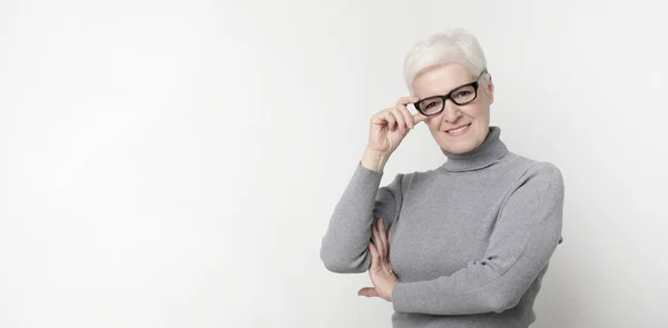 Retrato de mujer mayor confiada con gafas —  Fotos de Stock