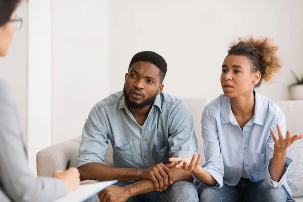 African American Wife Talking To Couple Counselor Sitting Next To Husband — Stock Photo, Image