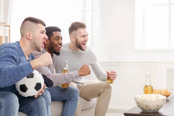 Male football fans cheering for favourite team at home — Stock Photo, Image