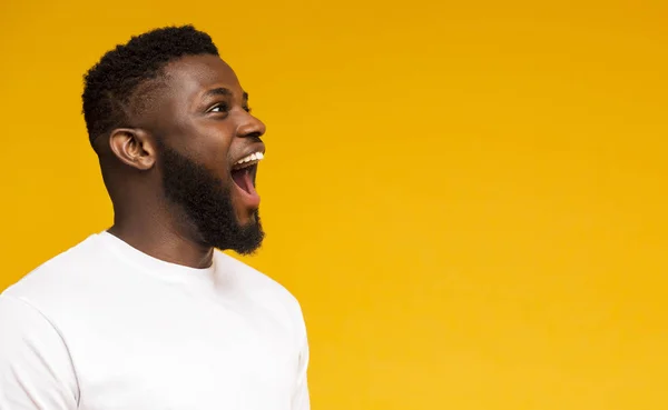 Africano americano homem gritando no espaço livre com emoção — Fotografia de Stock