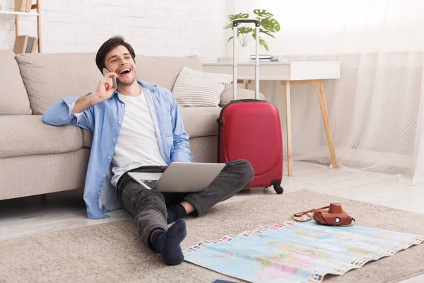 Glücklicher Mann bereitet sich auf Urlaub vor, Beratung mit Reisebüro — Stockfoto