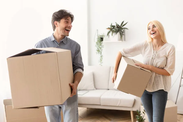 Koppel praten Joyfully meenemen Verhuisdozen in nieuw appartement — Stockfoto