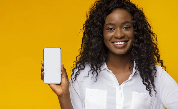 Chica bastante afro mostrando nuevo teléfono inteligente — Foto de Stock