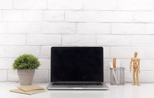 Laptop com tela em branco preto na mesa de escritório branco moderno — Fotografia de Stock