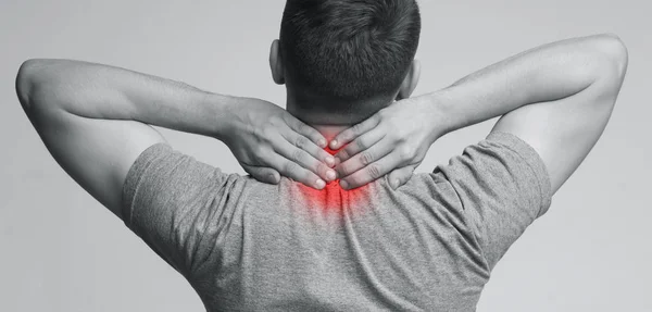 Hombre joven masajeando el cuello inflamado, vista trasera — Foto de Stock