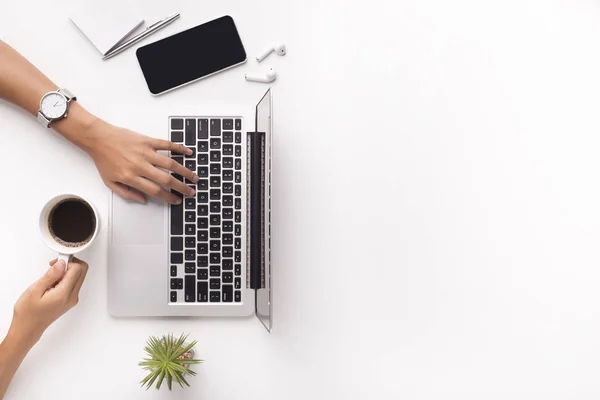 Bovenaanzicht van zakenvrouw typen op laptop op werkplek — Stockfoto