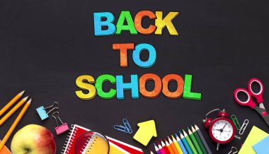 Boş alan ve Renkli Okul kırtasiye tebeşir tahtası üzerine yerleştirilen