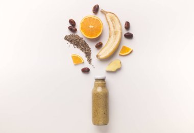 Beyaz üzerinde uçan bileşenleri ile Harmanlanmış Meyve kokteyli