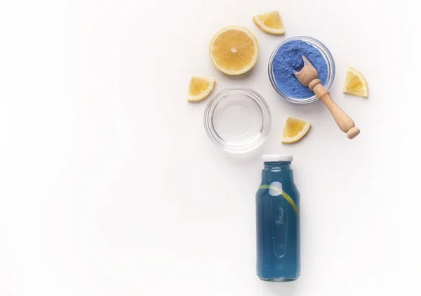 Kreatives blaues Entgiftungswasser mit frischen Zitronen, Eis und natürlichem Farbstoff — Stockfoto