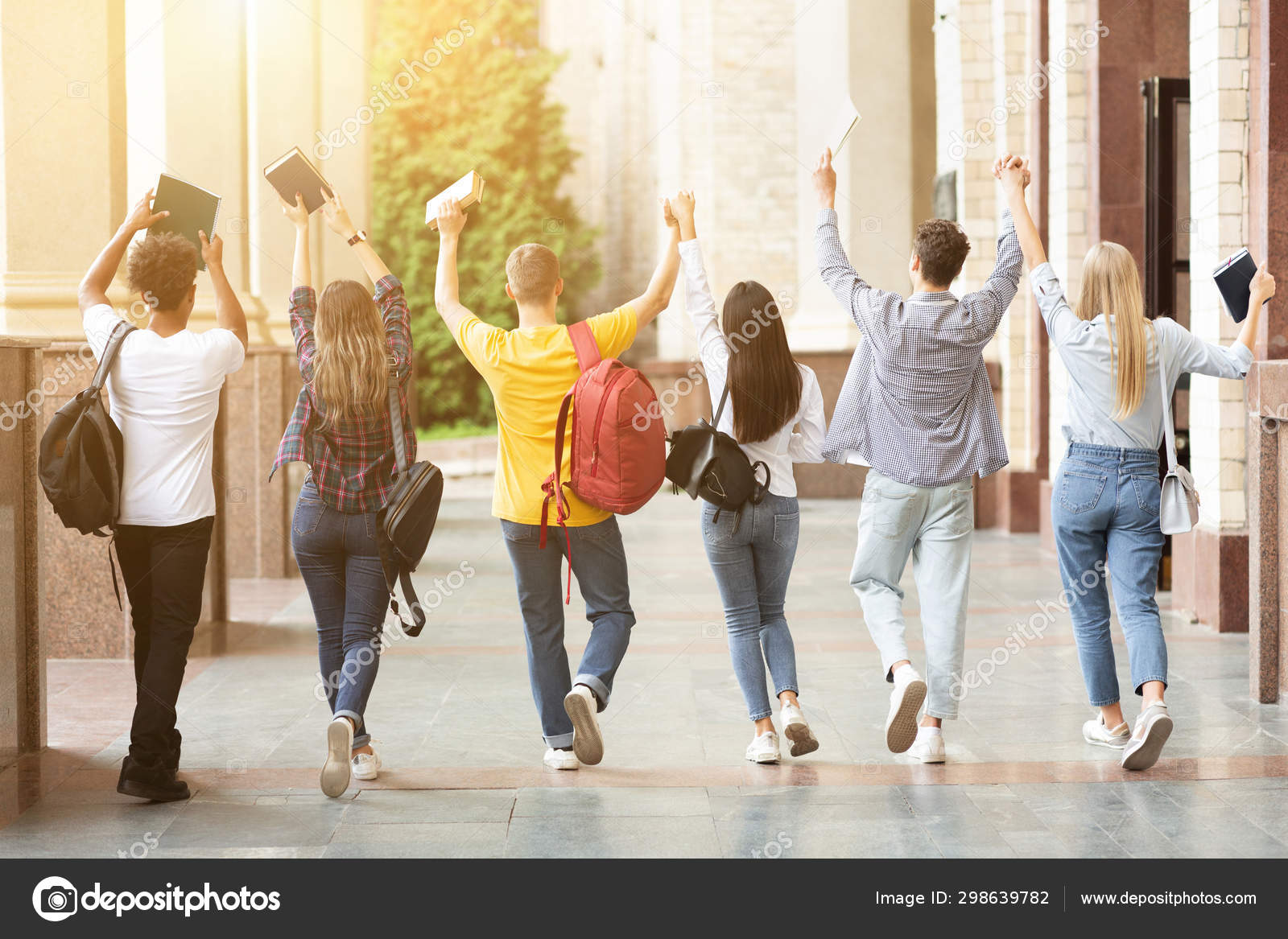 시험에 합격하십시오. 대학 캠퍼스에서 걷는 학생들 — 스톡 사진 © Milkos #298639782, image size:1600x1167