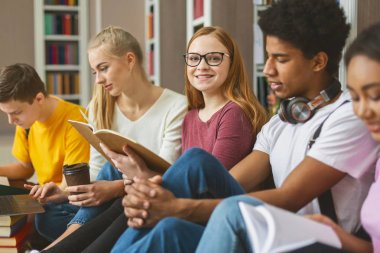 Kütüphanede sınavlara hazırlanan uluslararası sınıf arkadaşları