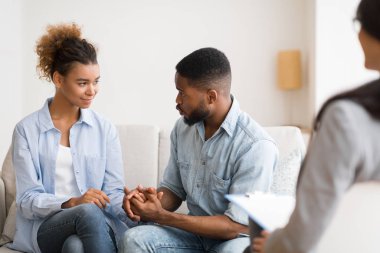 Başarılı Terapi Seansından Sonra Karısıyla Makyaj Yapan Afro Koca