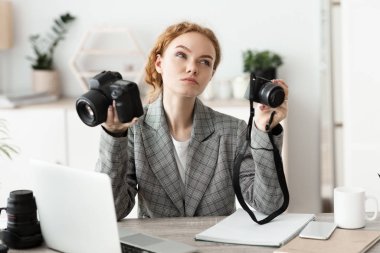 Zor bir seçim. Kadın fotokamera seçimi, şüpheleri olan