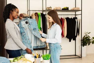 Kişisel Moda Stilist Butik müşteriye trendy ceket gösteren