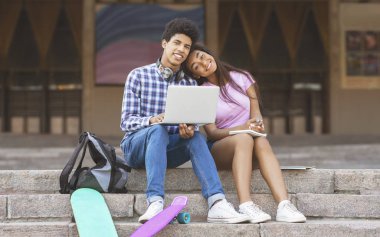 Romantik gençler çift dizüstü bilgisayar açık havada internet tarama zevk