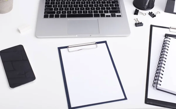Zwart-wit stijlvolle werkplek met Clipper en laptop — Stockfoto