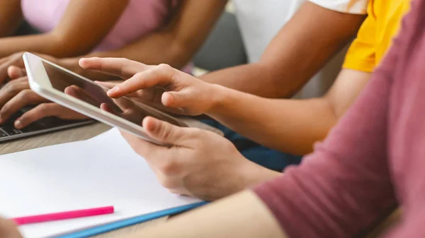 Estudante usando tablet para estudar, virando página — Fotografia de Stock