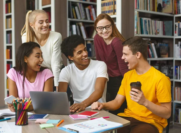 Adolescente entusiasta compartiendo sus ideas con compañeros de clase — Foto de Stock