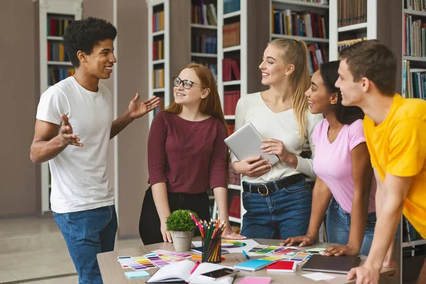 Grupo de jóvenes diseñadores discutiendo sobre el proyecto — Foto de Stock