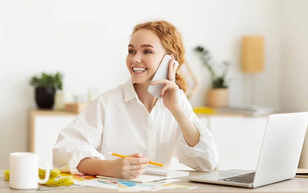 Alegre modisto hablando de la nueva producción en el teléfono celular — Foto de Stock